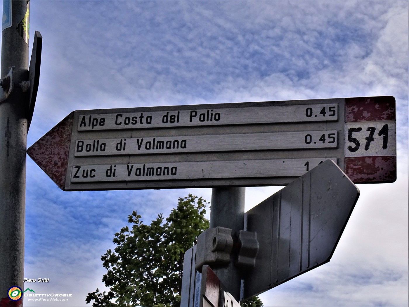 49 Alla Bocca del Palio (1390 m), incrocio di sentieri, procedo sul 571 in direzione 'Porta del Palio' .JPG